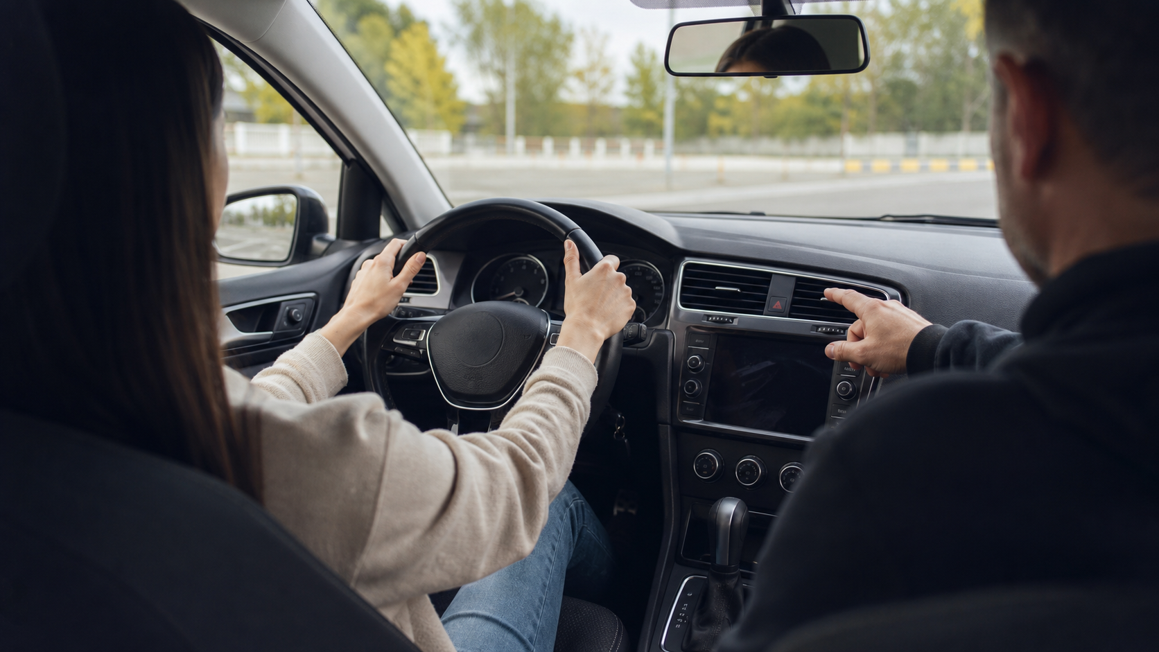 Cursant auto nerecognoscibil la volan in timpul primei lectii practice cu instructorul